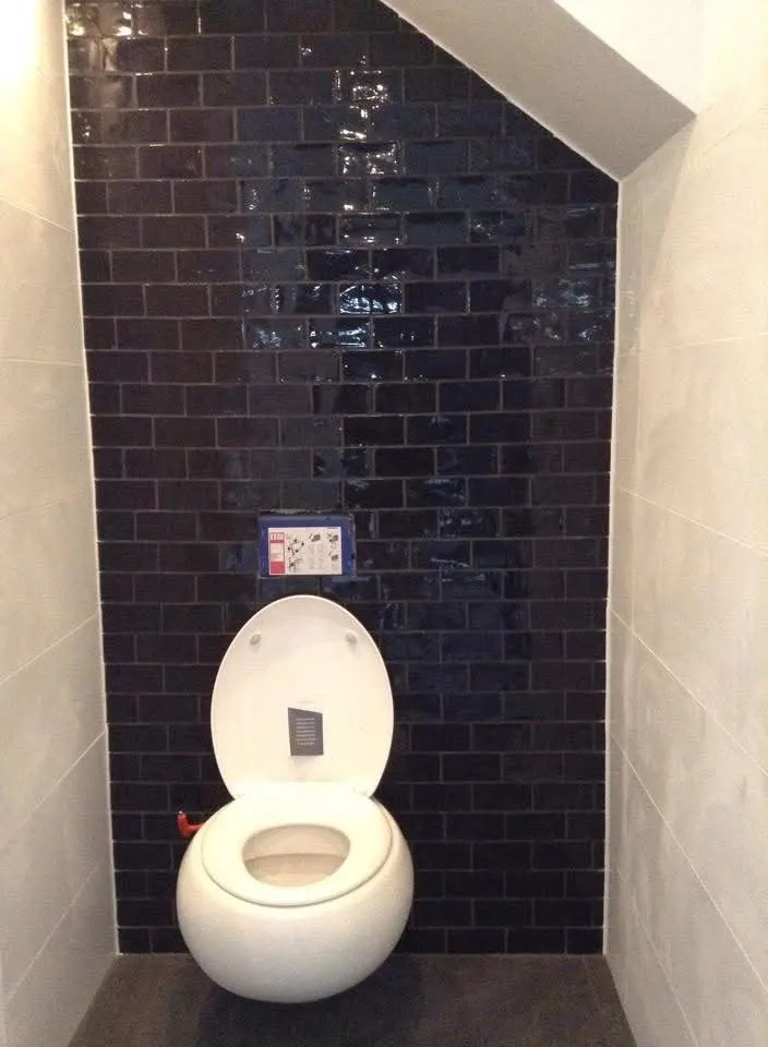 Toilettes avec carrelage métro noir