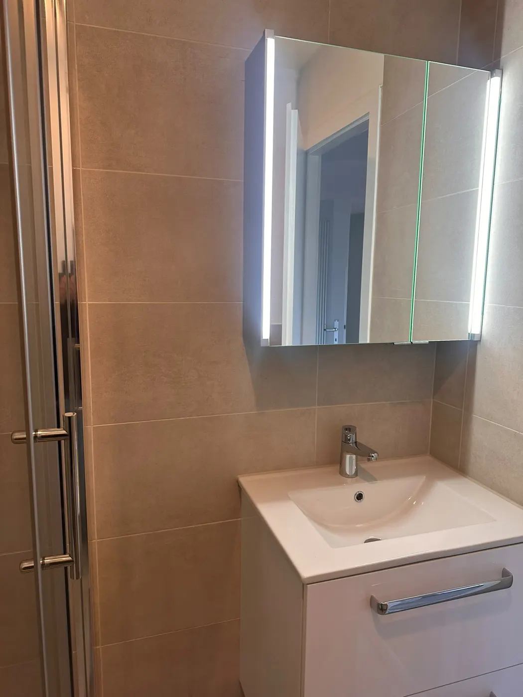 Salle de bain en faïence gris clair