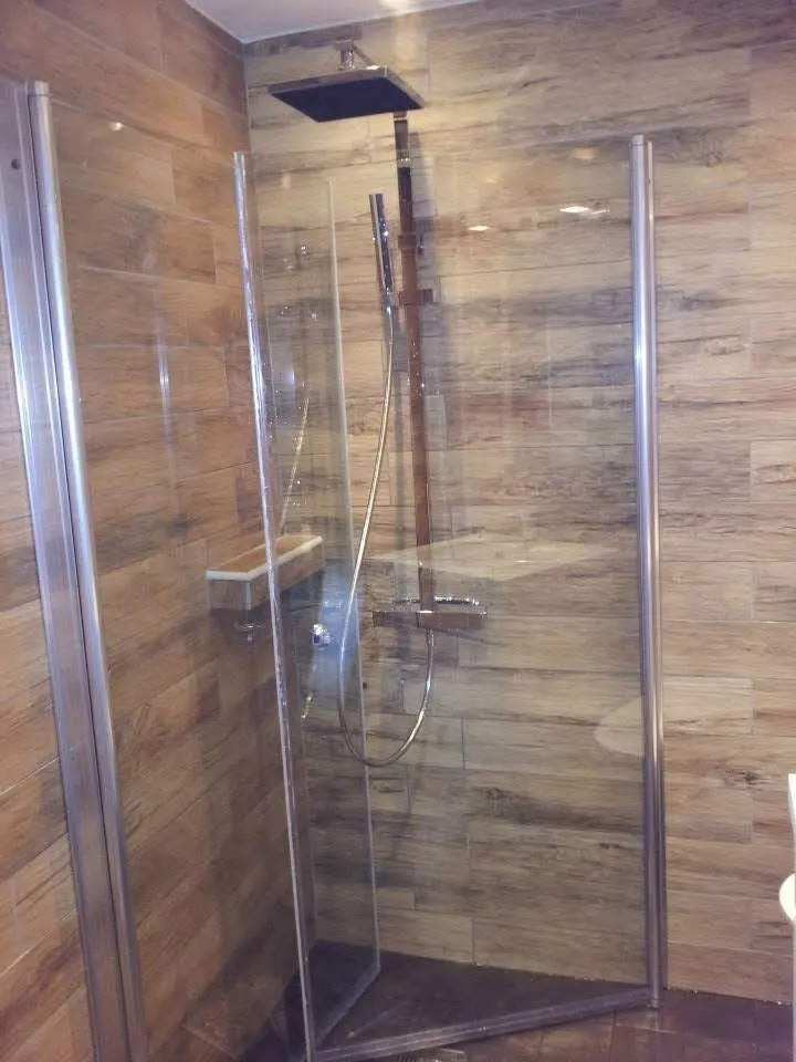 Douche à l'italienne en carrelage effet bois avec paroi vitrée