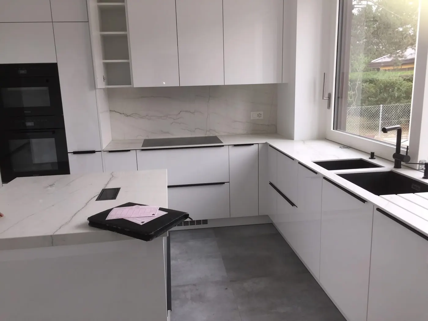 Cuisine blanche avec sol en carrelage gris
