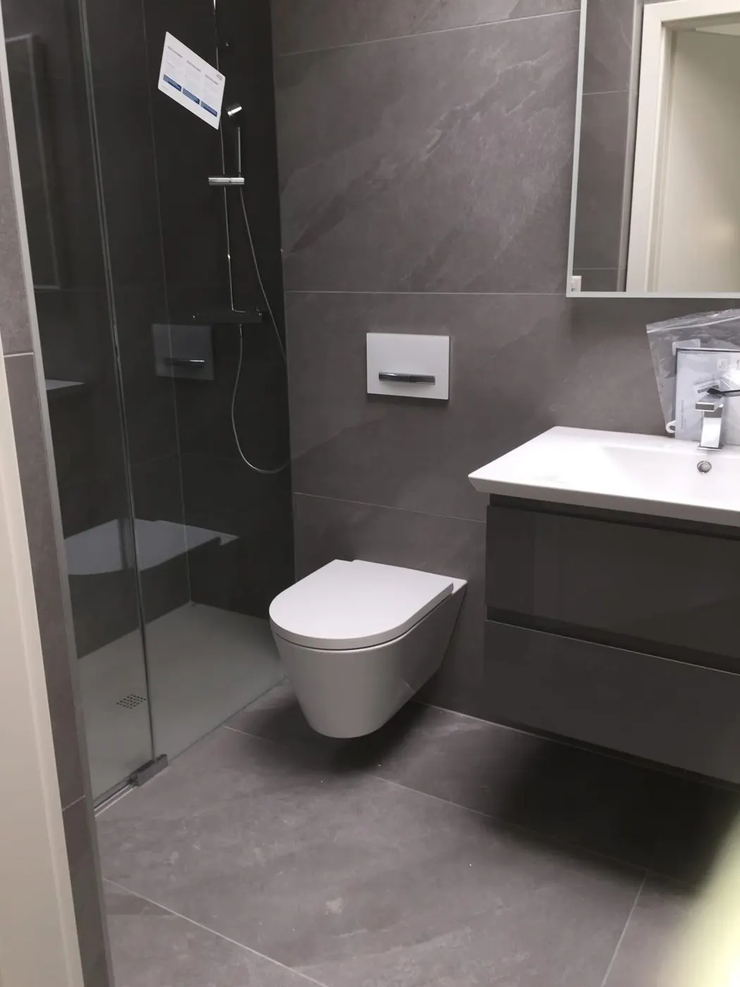 Douche en carrelage gris anthracite