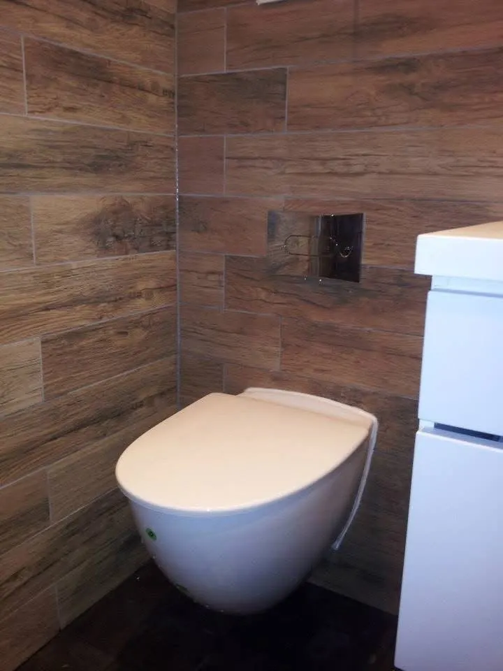 Toilettes suspendues en carrelage effet bois