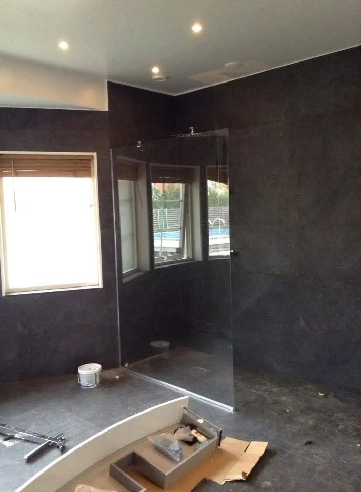 Salle de bain en carrelage anthracite en cours de finition