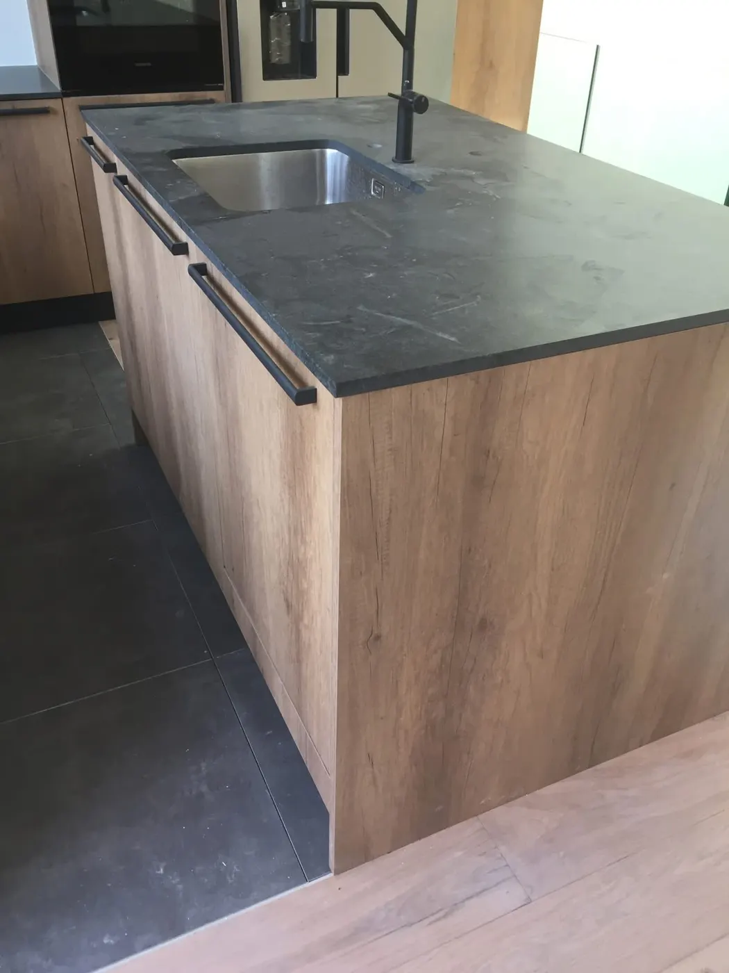 Îlot de cuisine sur sol en carrelage gris