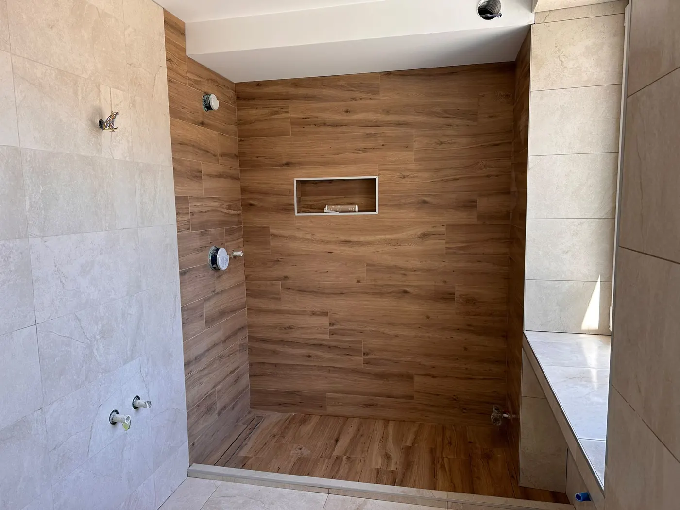 Après : douche en carrelage effet bois avec niche murale
